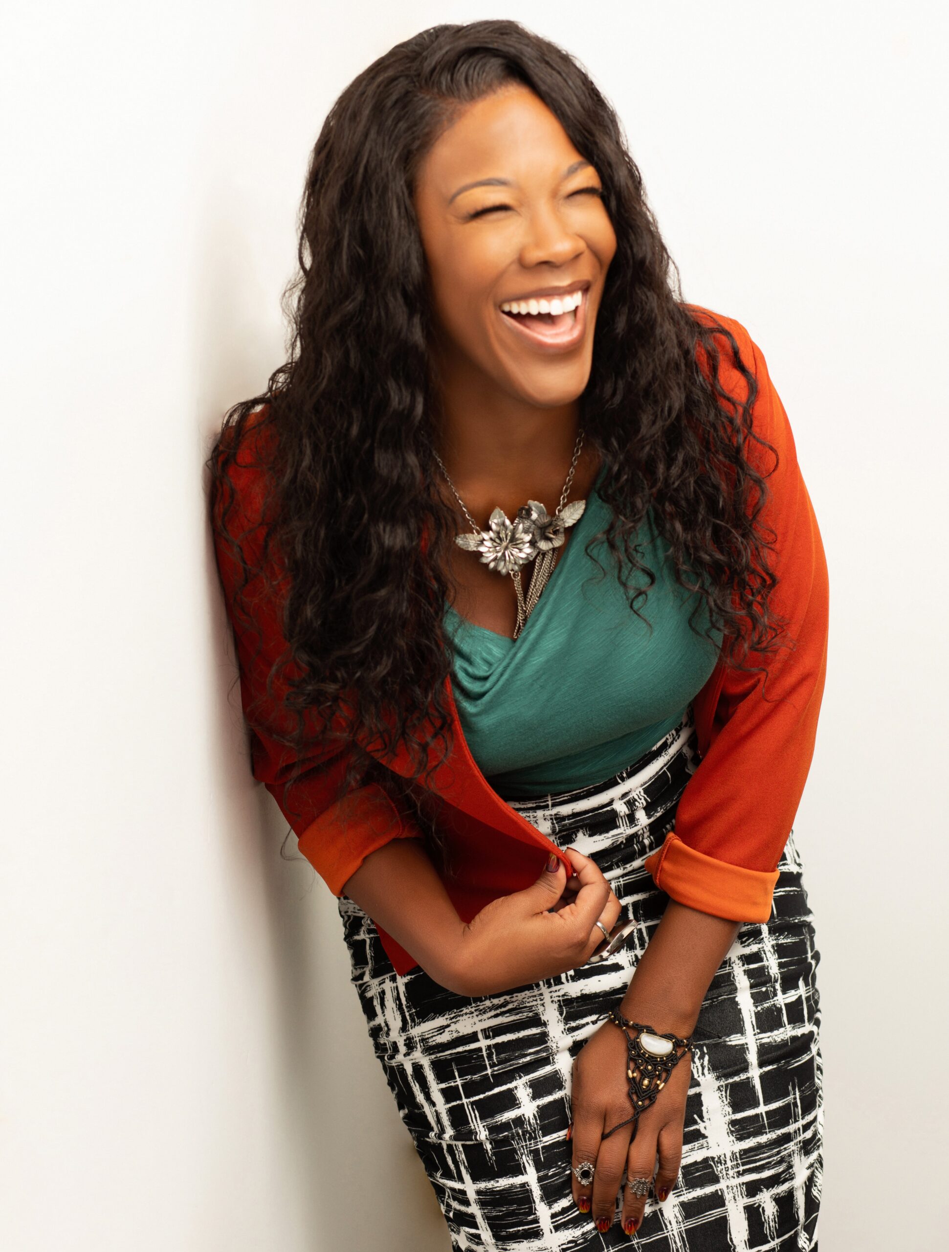 Dr. Jasmonae Joyriel is an inspirational speaker, transformative therapist, and guide for her luxury wellness retreats